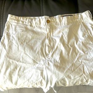 Mens 40 W 9” inseam beige vineyard vines shorts. 3 pocket. 98% cotton.